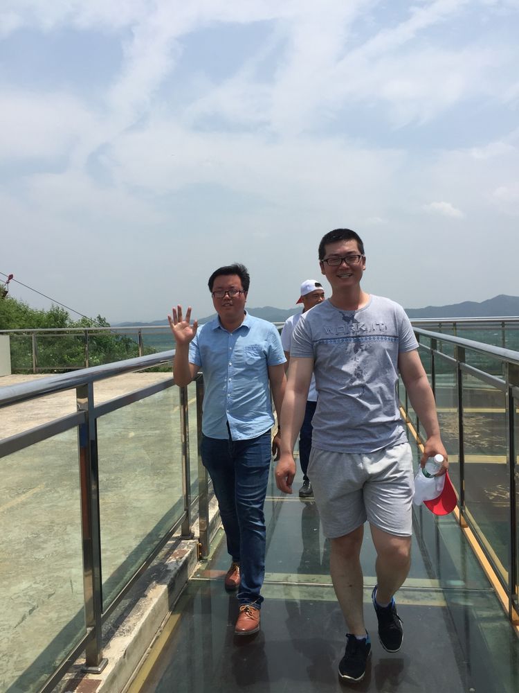 在青山綠水間凝聚激情、攜手共進(jìn),放飛藍(lán)天人夢(mèng)想！