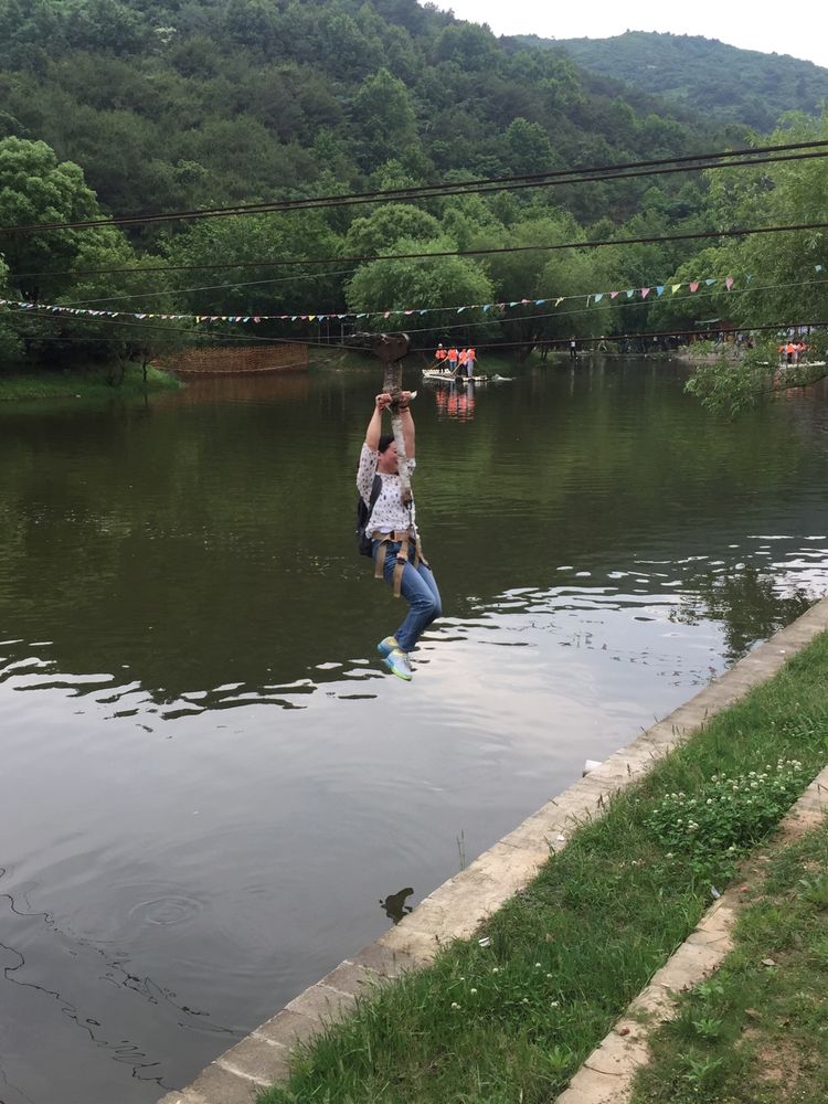 在青山綠水間凝聚激情、攜手共進(jìn),放飛藍(lán)天人夢(mèng)想！