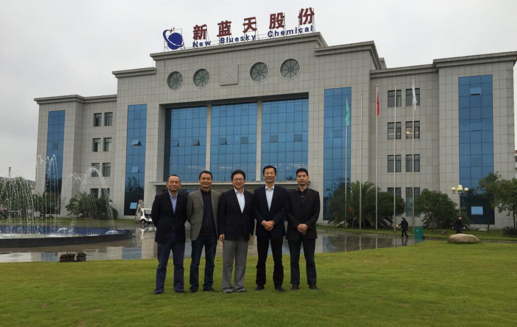 中國氟硅協(xié)會(huì)向?qū)硇滤{(lán)天參觀考察