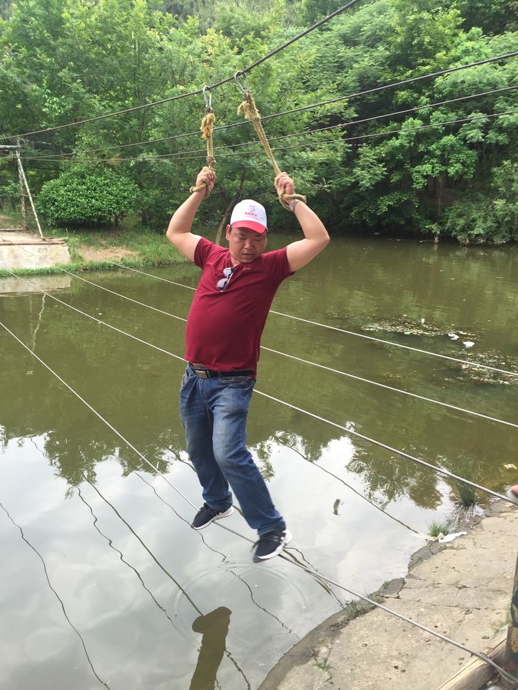 在青山綠水間凝聚激情、攜手共進(jìn),放飛藍(lán)天人夢(mèng)想！