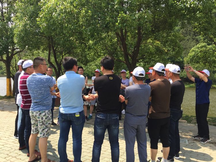 在青山綠水間凝聚激情、攜手共進(jìn),放飛藍(lán)天人夢(mèng)想！