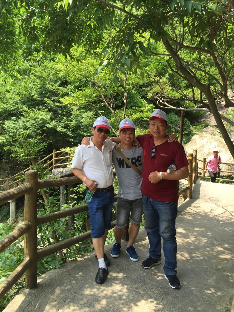 在青山綠水間凝聚激情、攜手共進(jìn),放飛藍(lán)天人夢(mèng)想！