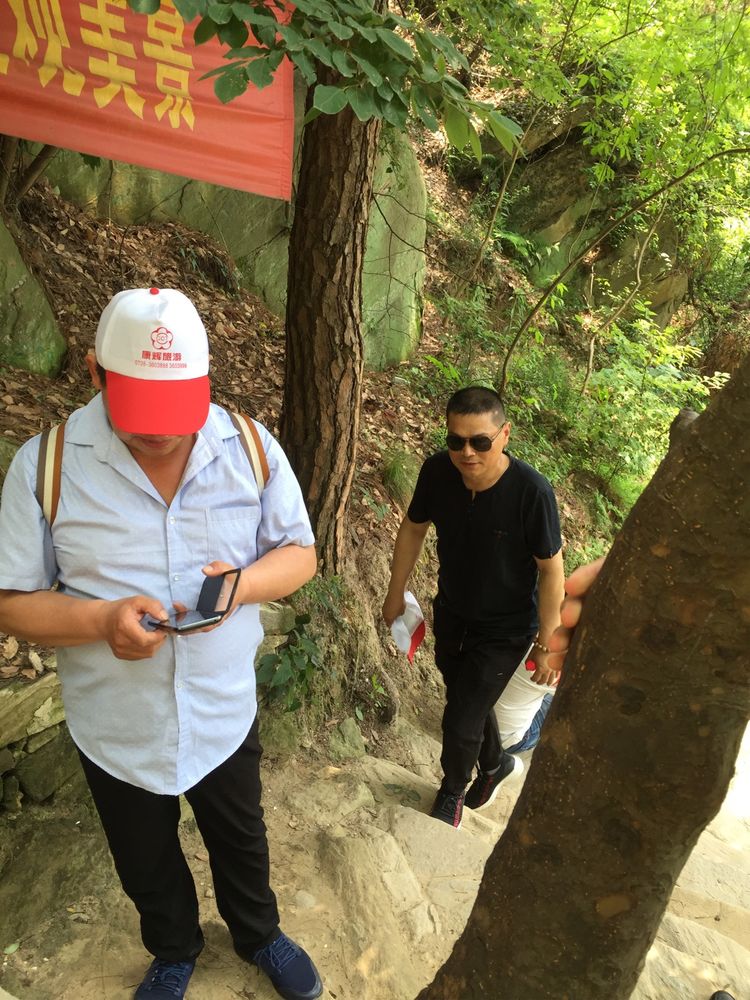 在青山綠水間凝聚激情、攜手共進(jìn),放飛藍(lán)天人夢(mèng)想！