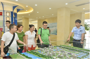 臨朐縣鋁型材協(xié)會(huì)向?qū)б恍衼砦宜緟⒂^考察